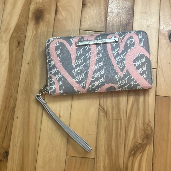 Betsy Johnson Wristlet. - Picture 1 of 3